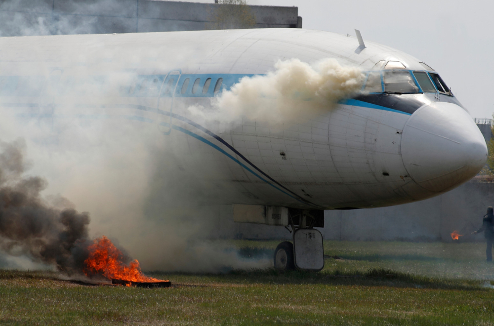Zapalio se avion, obavljena hitna evakuacija; Putnici stajali na krilu dok je iz letelice kuljao dim VIDEO