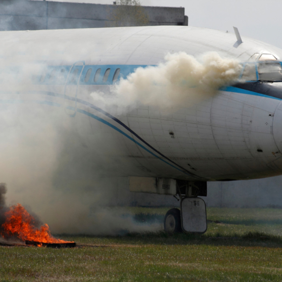 Zapalio se avion, obavljena hitna evakuacija; Putnici stajali na krilu dok je iz letelice kuljao dim VIDEO