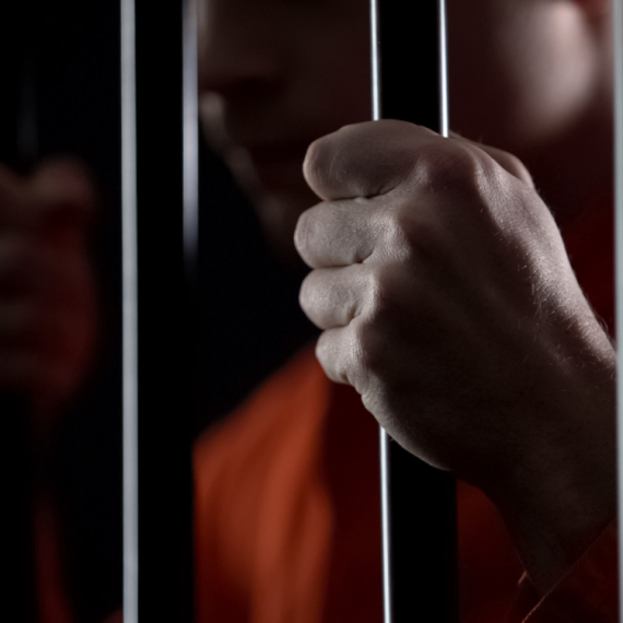 Uhapšen muškarac u Jagodini: Bežao od policije, pronađen pištolj i droga u stanu