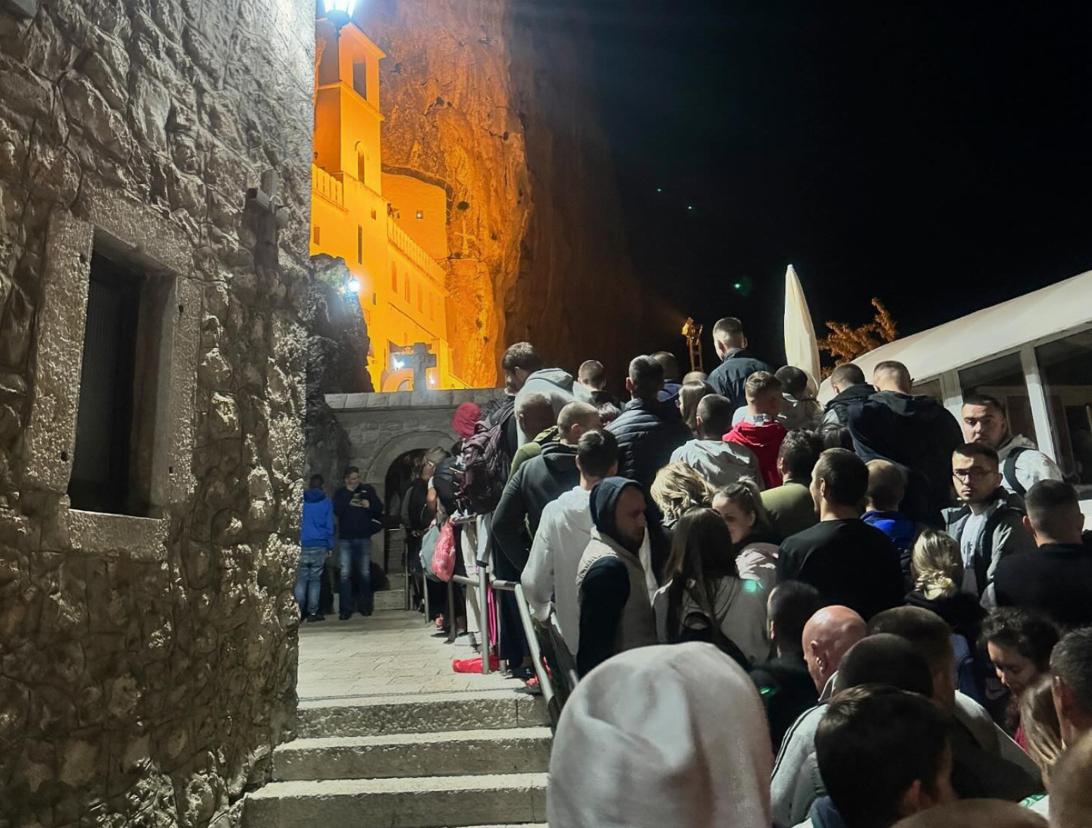Nestvarne slike ispred Ostroga: Hiljade i hiljade ljudi tokom noći i dana čeka da se pokloni moštima FOTO