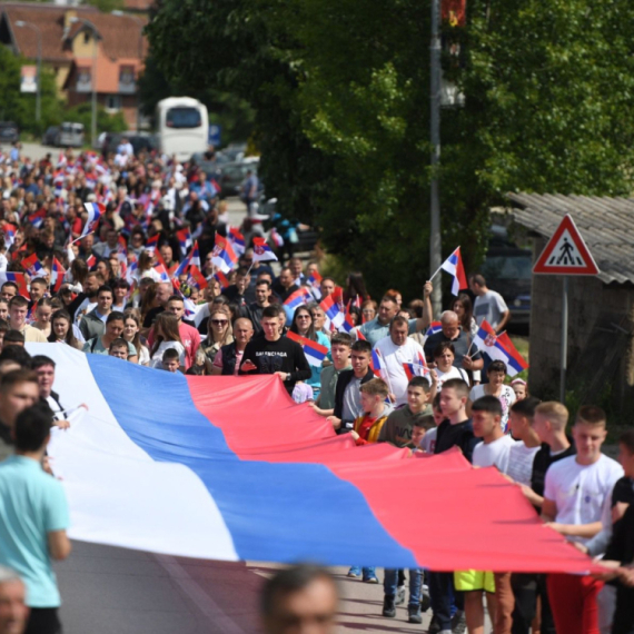 Srbi u Leposaviću razvili veliku srpsku zastavu na dan Svetog Vasilija FOTO