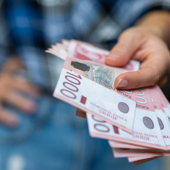 Bliska osoba vam traži novac? NBS savetuje šta prvo da uradite
