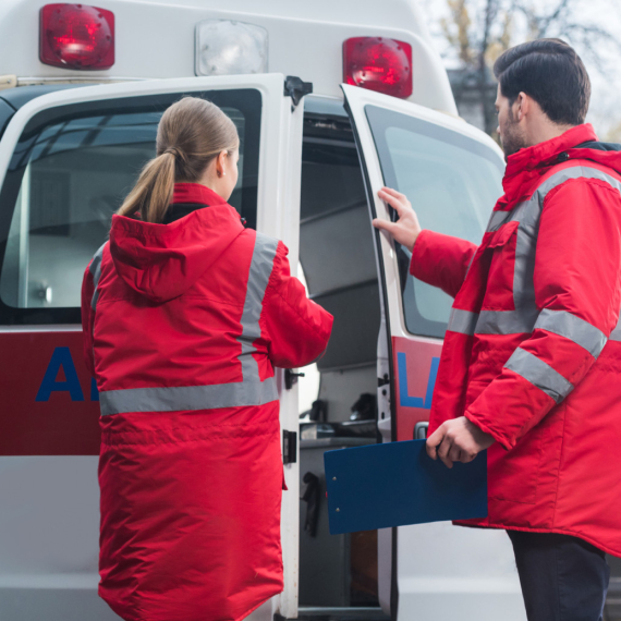 Tragedija u Nišu: Čovek ispred marketa pao, na mestu ostao mrtav