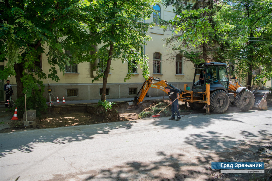 U Zrenjaninu se radi punom parom: Asfaltiranje, proširenje ulica, izgradnja novih parking mesta FOTO
