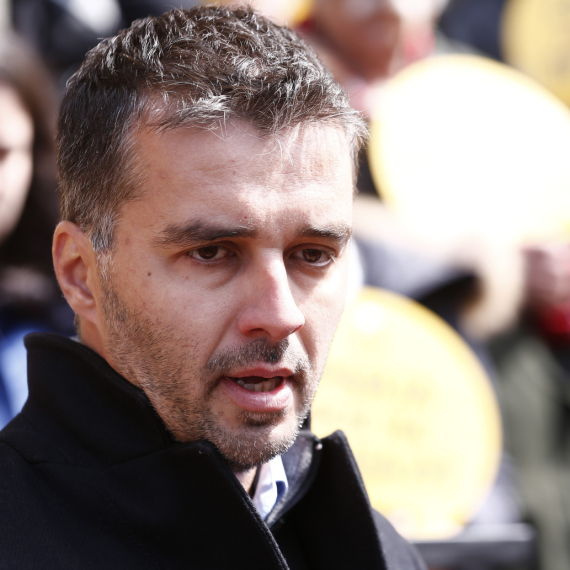 Manojlović se rukovodi albanskim principima: Kurtijevi mediji ga veličaju