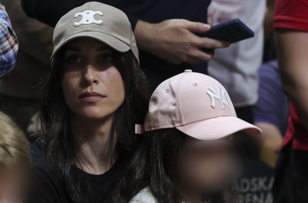 Zapušila usta zlim jezicima: Jelisaveta Orašanin bodri muža u prvim redovima FOTO