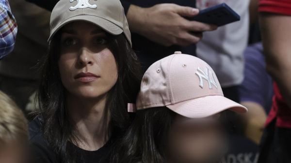 Zapušila usta zlim jezicima: Jelisaveta Orašanin bodri muža u prvim redovima FOTO