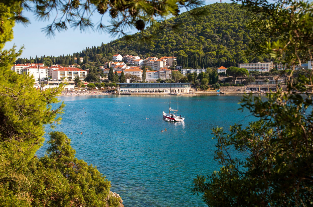 Skandalozan snimak iz Dubrovnika: Mladići k'o od majke rođeni plutaju na gumenom dušeku