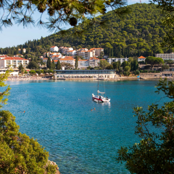 Skandalozan snimak iz Dubrovnika: Mladići k'o od majke rođeni plutaju na gumenom dušeku