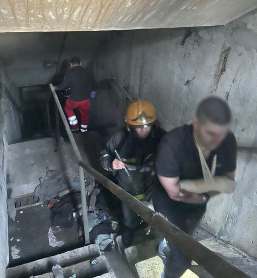 Prvi snimak akcije spasavanja: Ovako su vatrogasci izvlačili iz tunela povređene u sudaru vozova FOTO