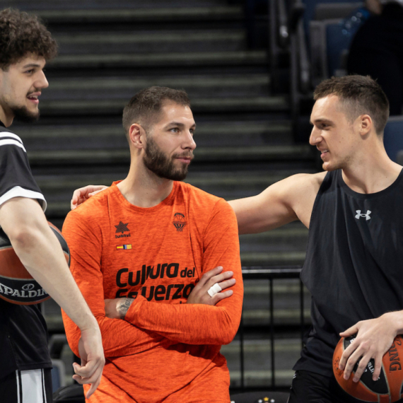 Jović nasrnuo na bivšeg košarkaša Partizana – saigrači ga jedva smirili VIDEO