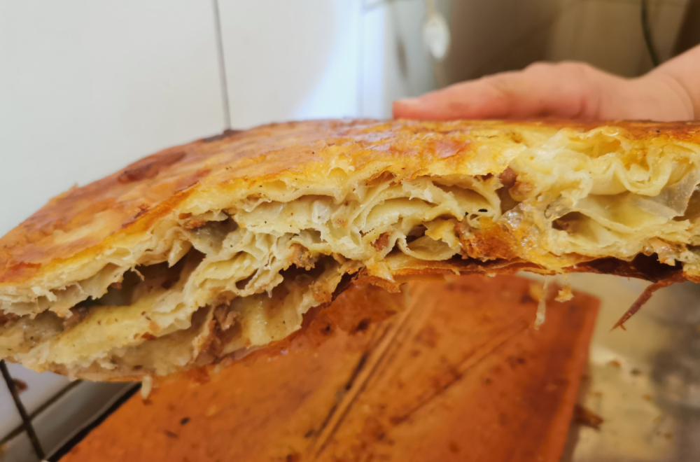 Ovo je čuveni čačanski pekar, napravi skoro 100 tepsija bureka u jednoj smeni FOTO