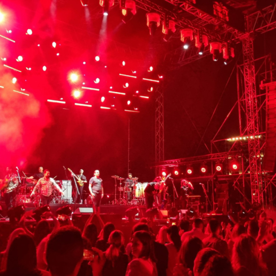 Pevač Džipsi Kingsa ogrnuo srpsku zastavu, pa zasvirao "Đurđevdan" FOTO/VIDEO