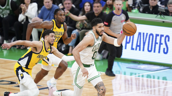 Tejtumovih 36 i Braunova trojka spasli Boston VIDEO
