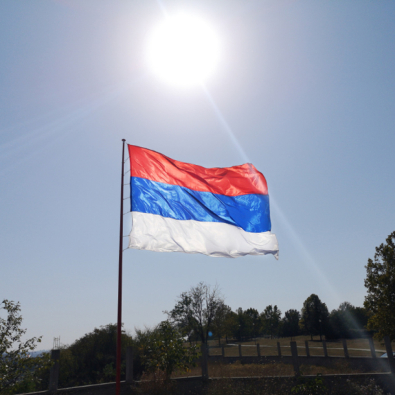 Pokušaj zastrašivanja Srba; Incident na KiM: Skinuta srpska zastava
