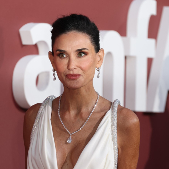 Demi Mur (61) u belom: Neviđeno izdanje slavne glumice FOTO