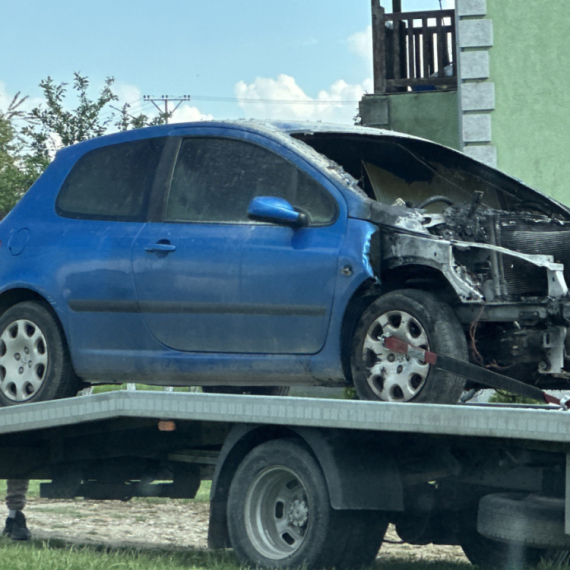 Zapalio se automobil kod Čačka: Vatrogasci lokalizovali požar FOTO