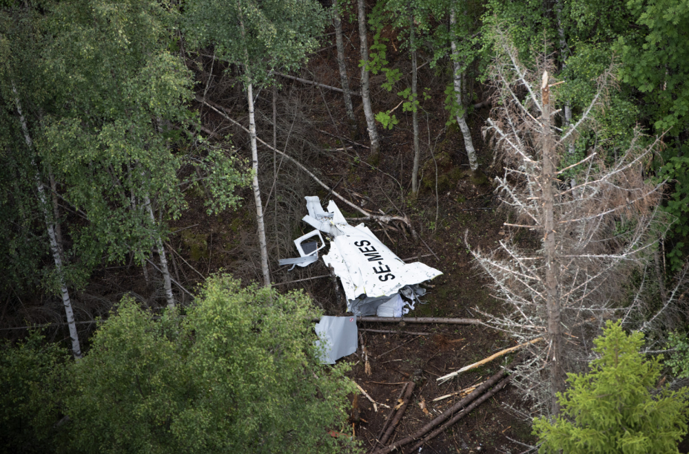 Obrušio se avion: Prepolovio se; Ima teško povređenih FOTO