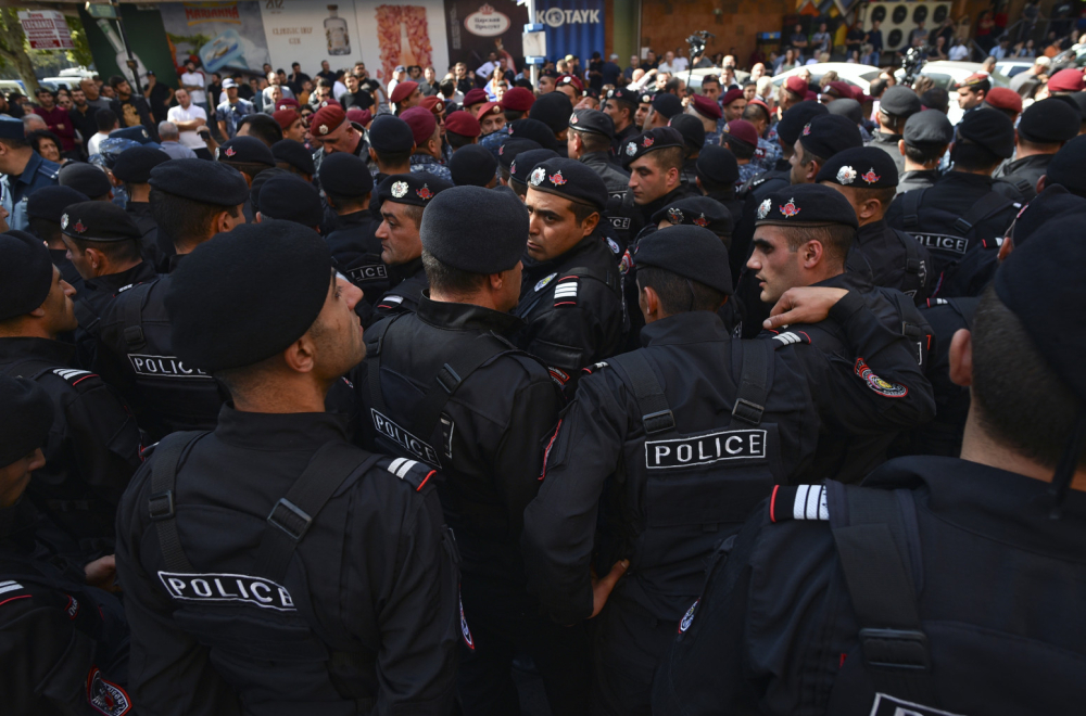 Težak obračun demonstranata i policije u Jermeniji: Uhapšeno preko 200 ljudi VIDEO