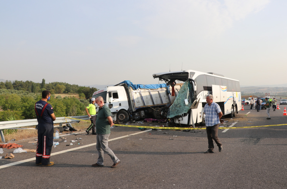Stravična nesreća: Prevrnuo se autobus, desetoro stranaca poginulo