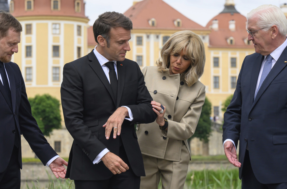 Makron i prva dama Francuske položili venac na Memorijal holokausta u Berlinu