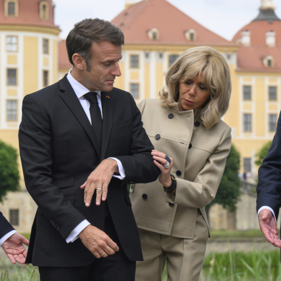 Makron i prva dama Francuske položili venac na Memorijal holokausta u Berlinu
