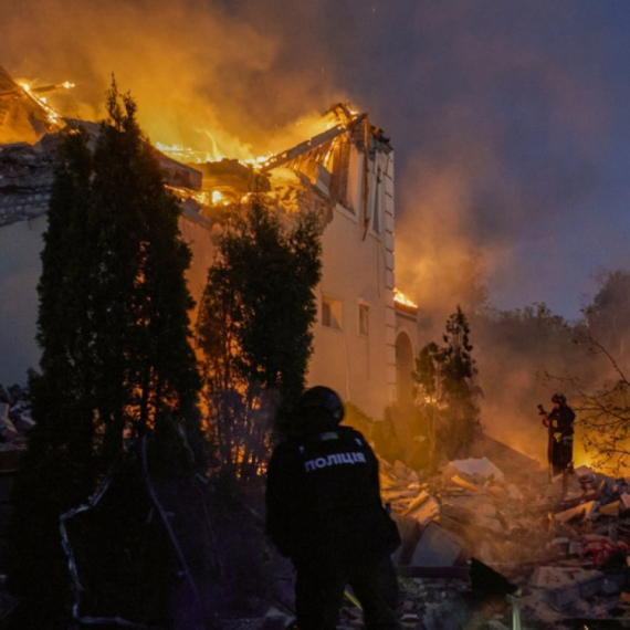 Jurišni dronovi se sručili na vojni konvoj – eksplozija za eksplozijom FOTO/VIDEO