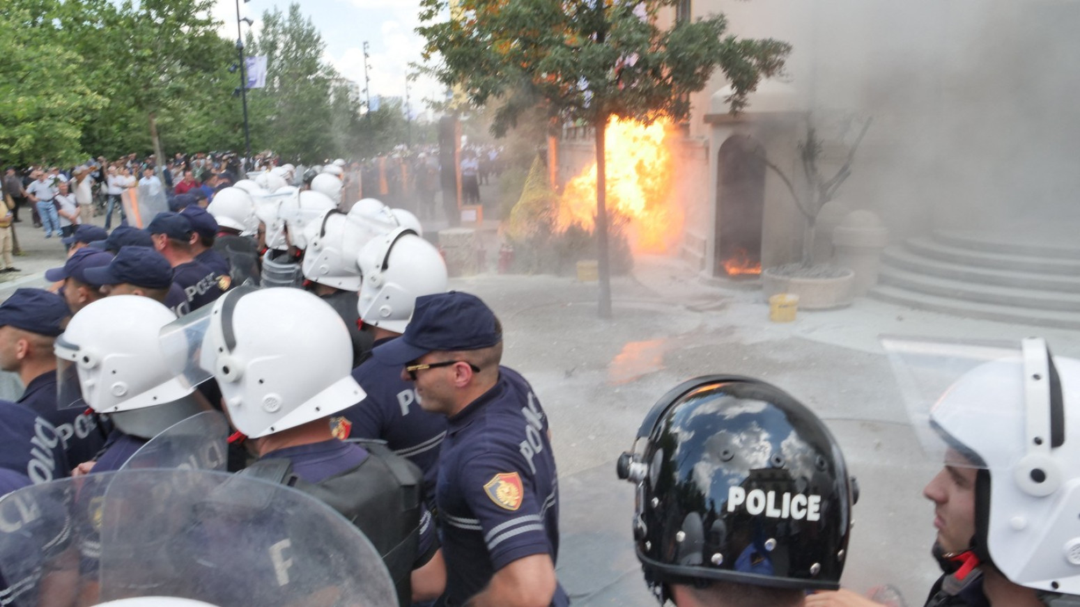 Haos u Tirani: Eksplozije na ulazu u skupštinu; Molotovljevi kokteli na policajce FOTO/VIDEO