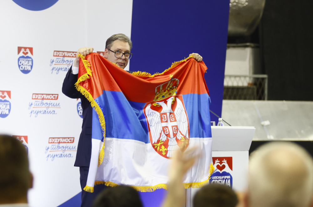 Vučić raširio srpsku zastavu, pa poručio: Naša trobojka je simbol otpora. Niko ovu zastavu neće pobediti