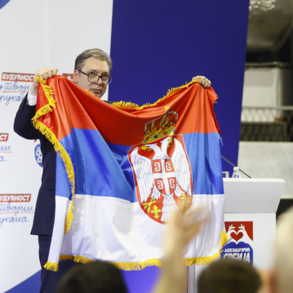Vučić raširio srpsku zastavu, pa poručio: Naša trobojka je simbol otpora. Niko ovu zastavu neće pobediti