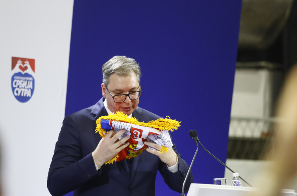 Vučić raširio srpsku zastavu, pa poručio: Naša trobojka je simbol otpora. Niko ovu zastavu neće pobediti