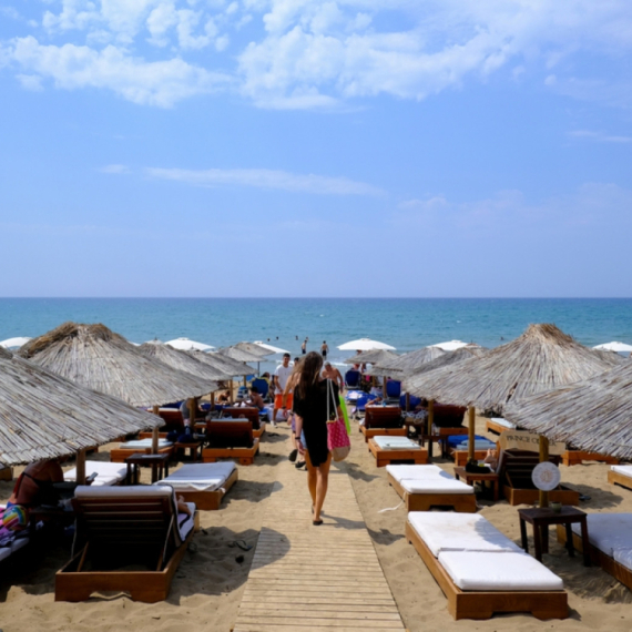 Dron vas posmatra dok ležite na plaži? Ne brinite, to je grčka država