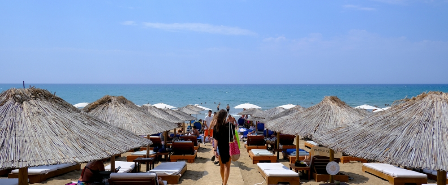 Dron vas posmatra dok ležite na plaži? Ne brinite, to je grčka država
