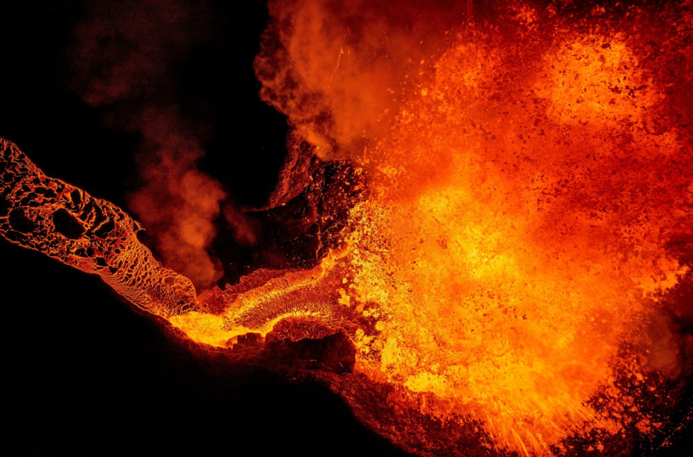 State of emergency declared: Lava shoots to the heavens; Emergency evacuation in progress VIDEO
