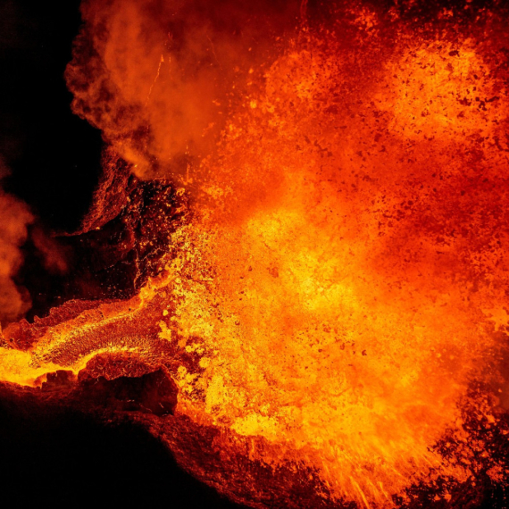 Erupcija, ponovo: Vulkan "bljuje" vatru; Hiljade evakuisanih FOTO/VIDEO