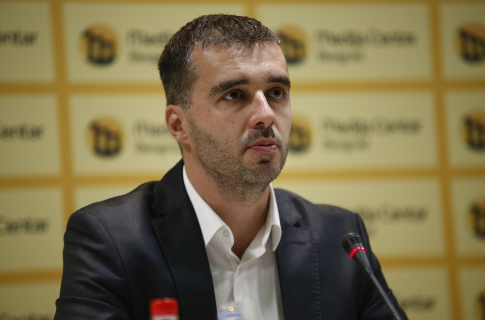 Danijela Nikolić: "Dok se Vučić bori za Srbe na KiM, Manojlović vodi jeftin politički marketing"
