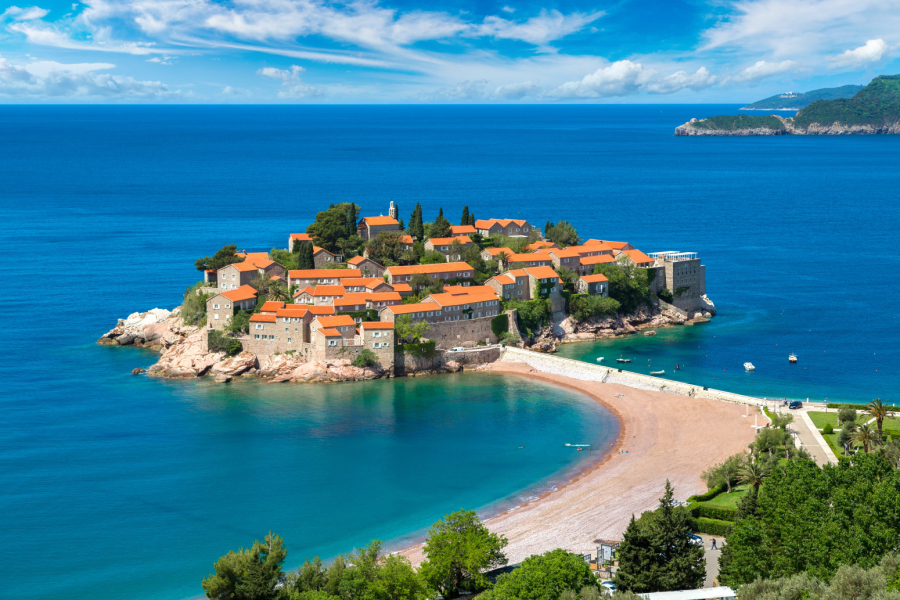 Paprene cene ležaljki u Crnoj Gori: Na najskupljim plažama kao noćenje u hotelu