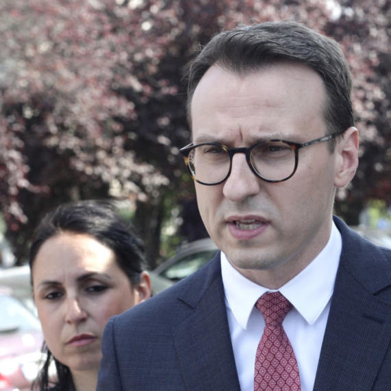 Petković o privođenju maloletnika: "Potezanje dugih cevi protiv dece je Kurijeva poruka mira"
