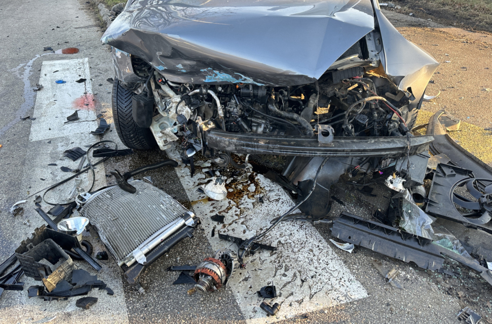 Teška saobraćajna nesreća u Novom Sadu: Automobilom uleteo u izlog FOTO