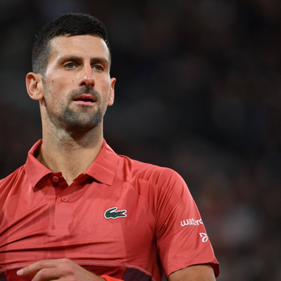 Novak oduševio lokalce – igrao boćanje u Bulonjskoj šumi VIDEO