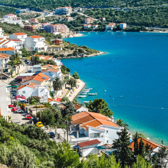 Najjeftinije mesto na Jadranu: Espreso 240 dinara, porcija od 10 ćevapa oko 700 dinara