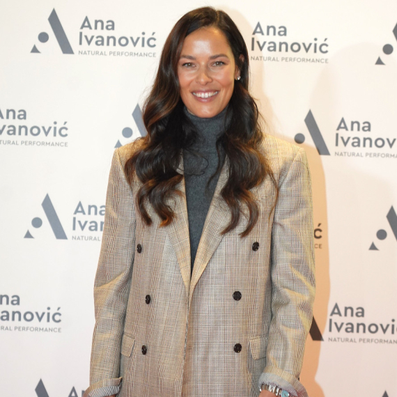 Godinama se nije menjala, a sada je "nabacila" novi imidž: Ovo je nova Ana Ivanović FOTO