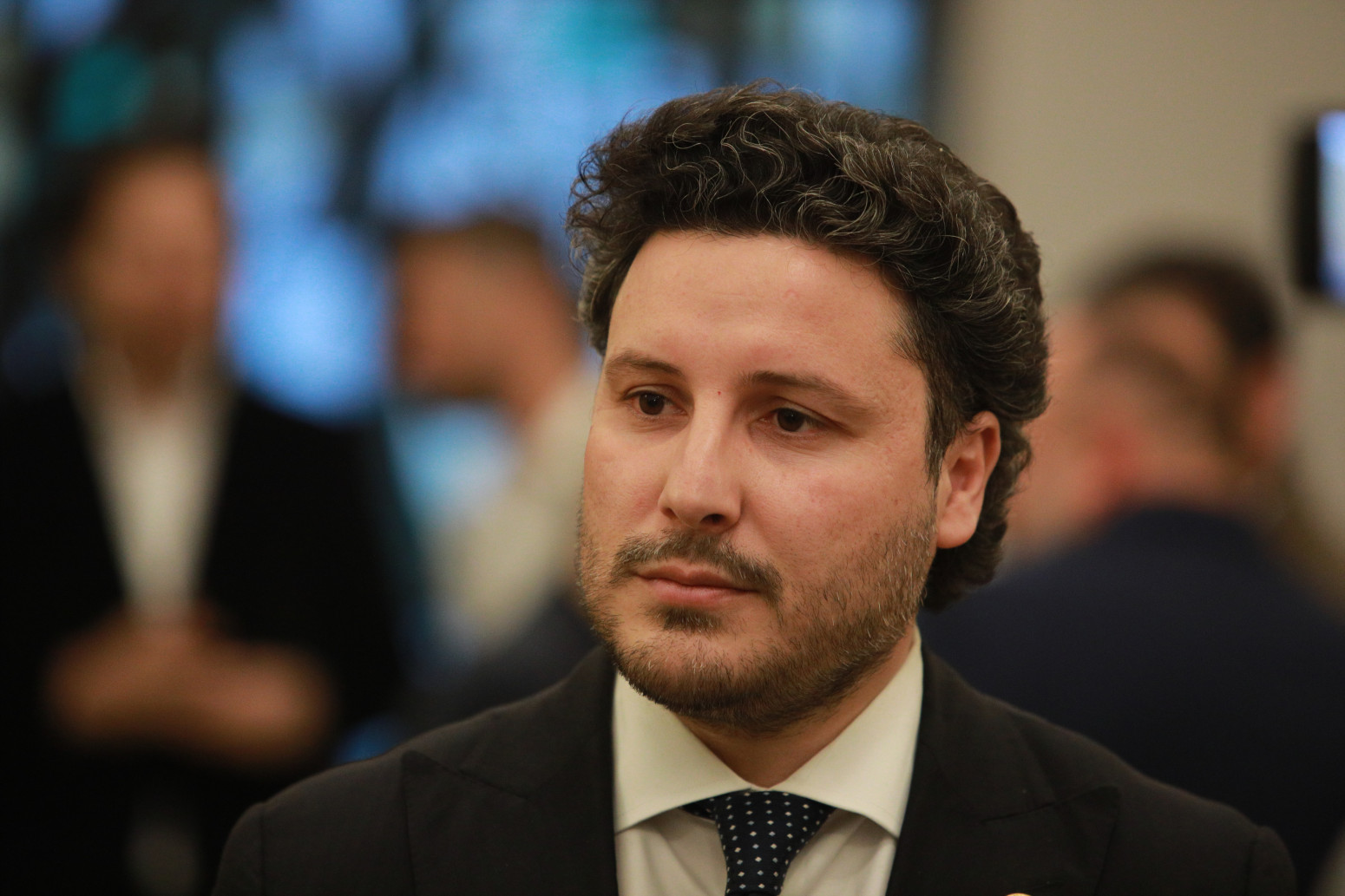 Usvojene skandalozne izmene Ustava u Crnoj Gori; Srpski jezik i dalje nije službeni