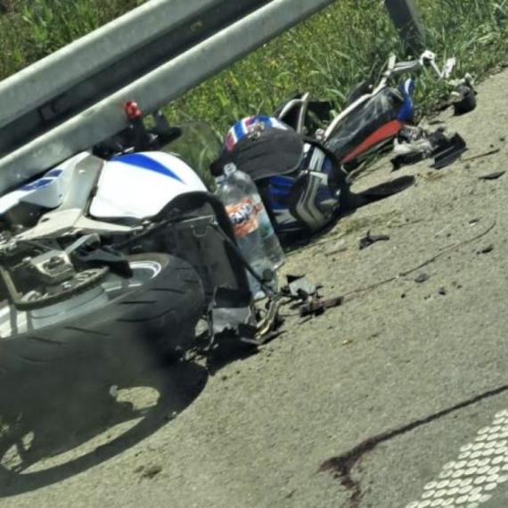 Težak udes na auto-putu: Dečko i devojka se zakucali u bankinu – prevezeni u bolnicu FOTO