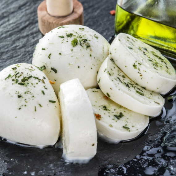 Od samo 2 sastojka napravite domaću mocarelu