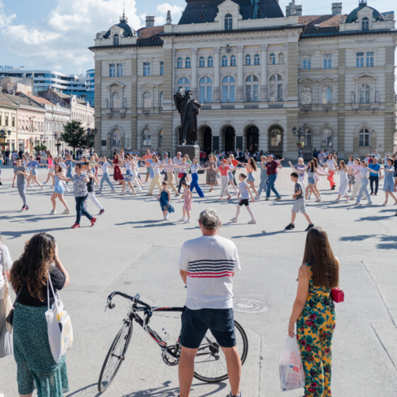 Novosađani zaplesali sirtaki na Trgu slobode: Tradicionalni ples i grčka muzika oduševili prolaznike FOTO