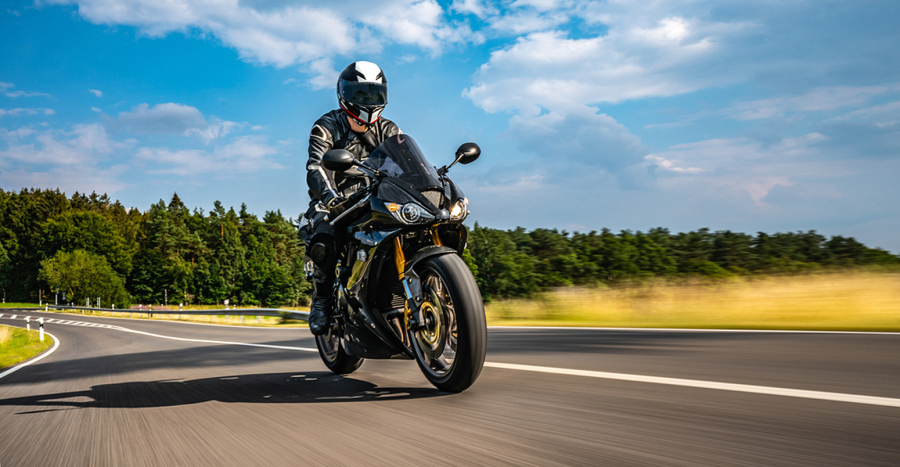 Zašto se čuje glasan zvuk pri promeni brzine na motociklu?
