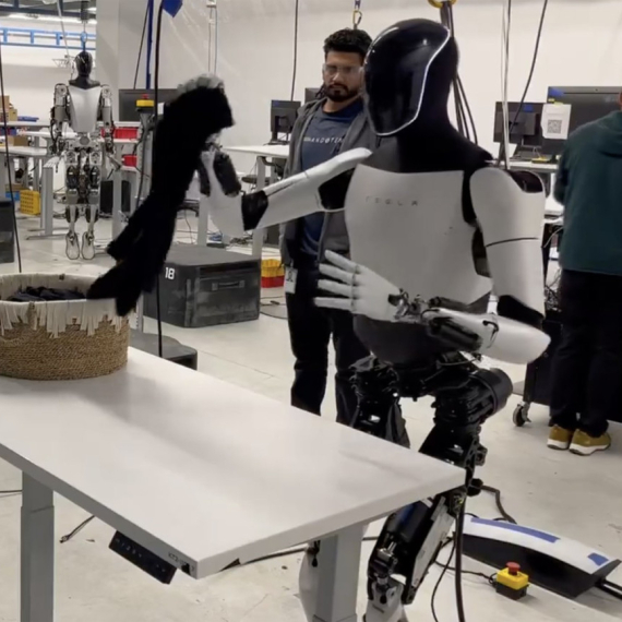 Tesla nudi 7.000 evra mesečno da glumite robota