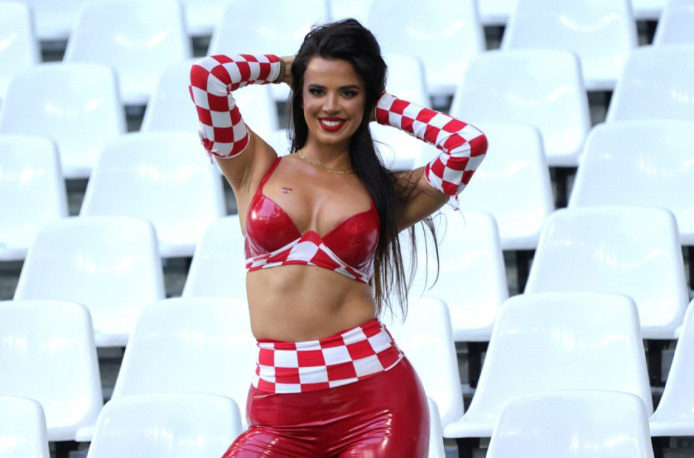 Sve oči uprte u Ivanu Knol: Navijačica u uskom kompletu bodri Hrvatsku FOTO