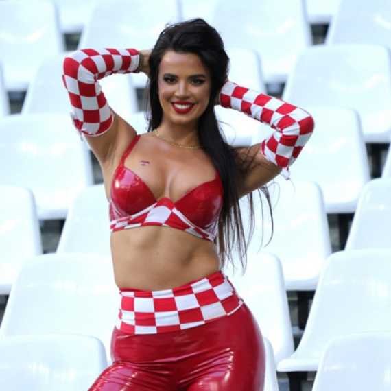 Sve oči uprte u Ivanu Knol: Navijačica u uskom kompletu bodri Hrvatsku FOTO